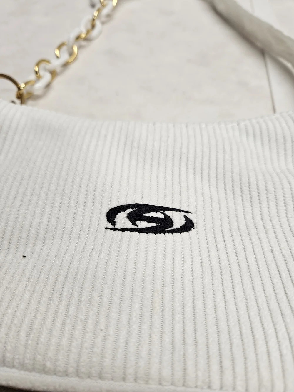 Amastris textured white